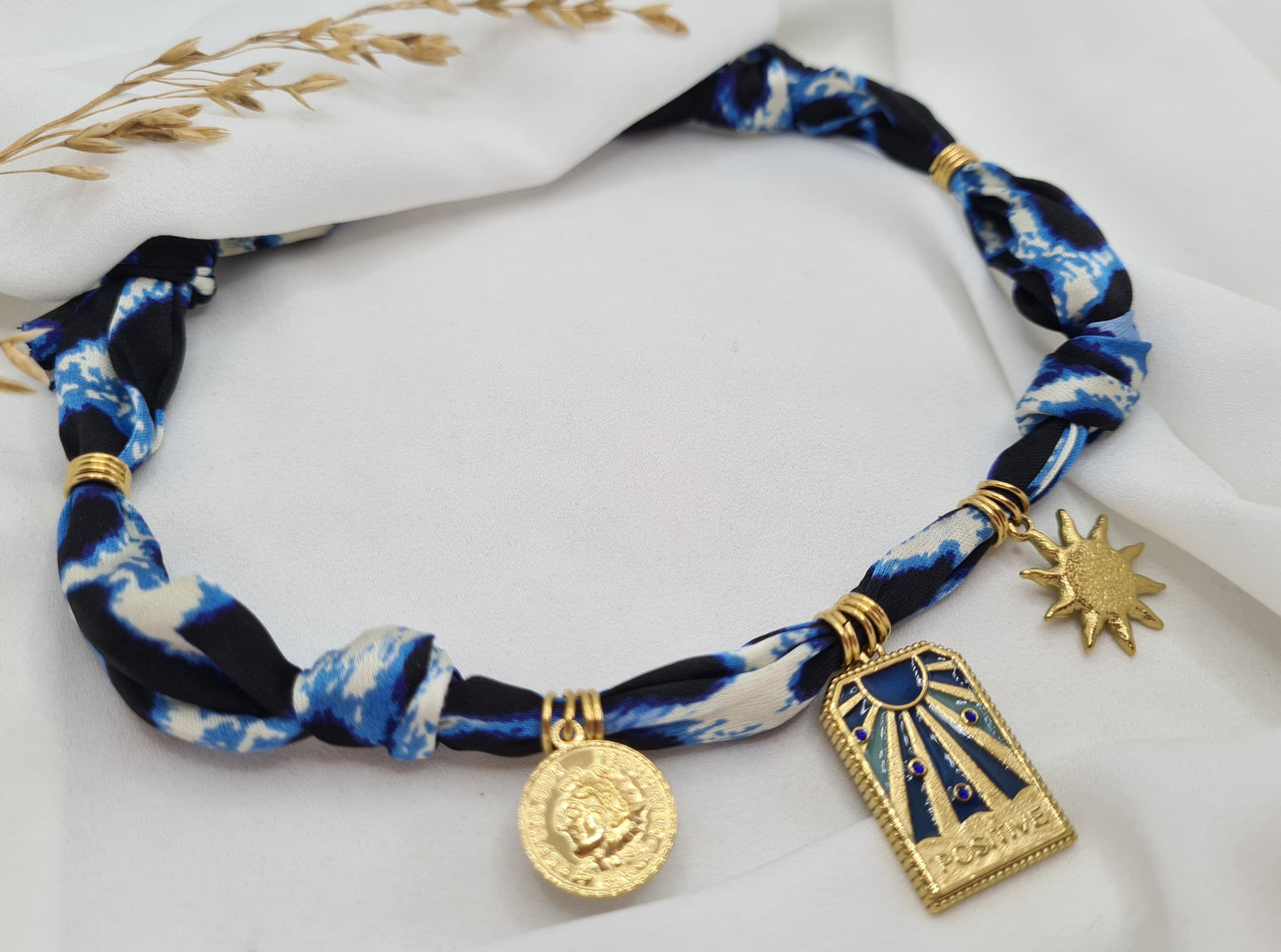 Collier BLUE
